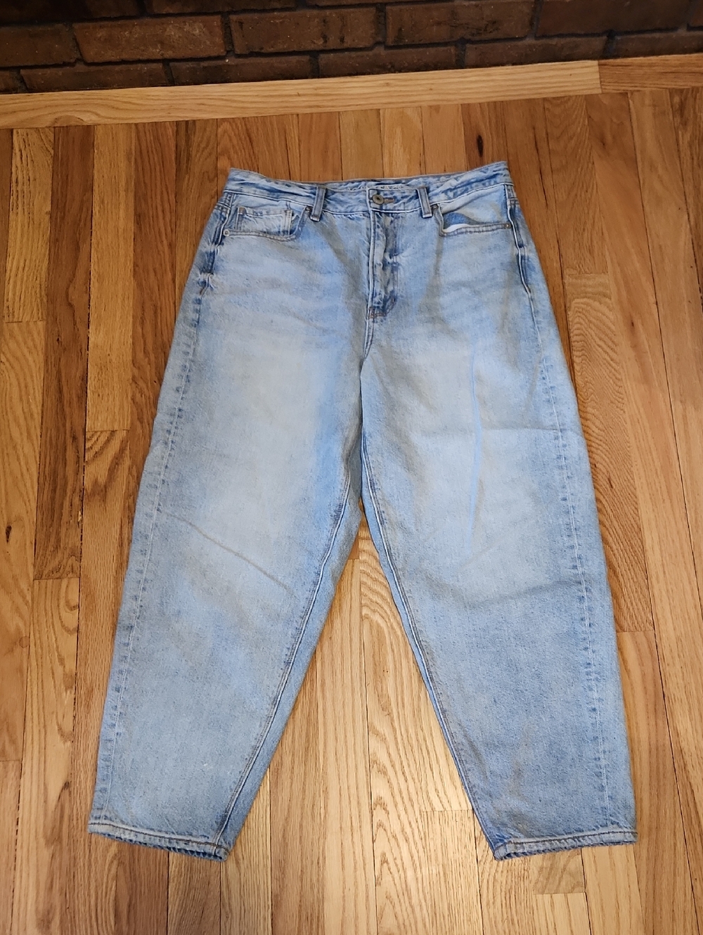 American Eagle Relaxed Mom Jean Size 6 Short Lightwash Tapered Leg
